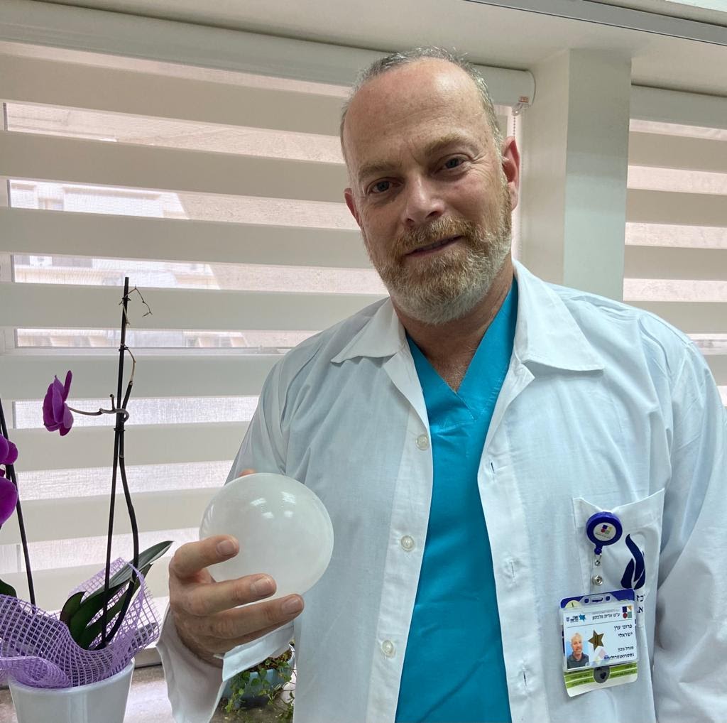 פרופסור ערן ישראלי, גסטרואנטרולוג מומחה, מחזיק בלון קיבה