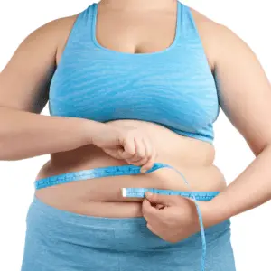 הטיפול בהשמנה - בתמונה אישה שמנה עם סרט מדידה