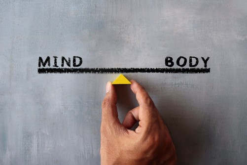 ידיים אוחזות בטקסט: mind-and-body